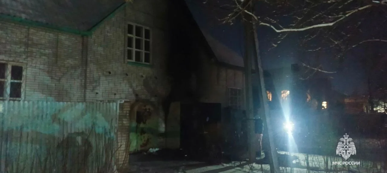 Два человека погибли в Таганроге ночью в горящем частном доме