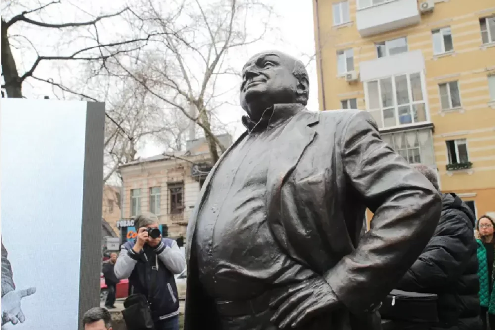 Писатель Захар Прилепин сравнил памятник Жванецкому в Ростове с «дурным вкусом»