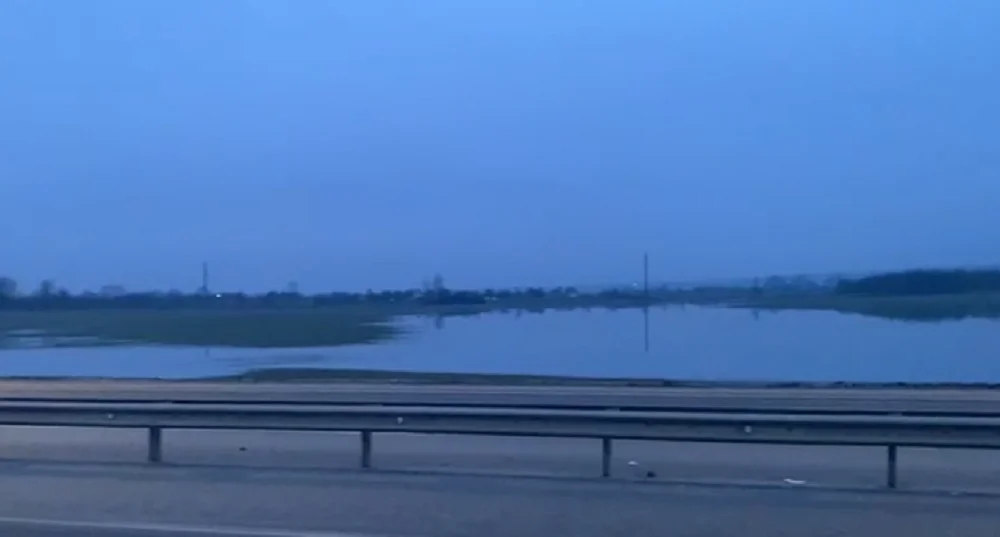 Под Ростовом из берегов вышла река и затопила окрестности аэропорта Платов