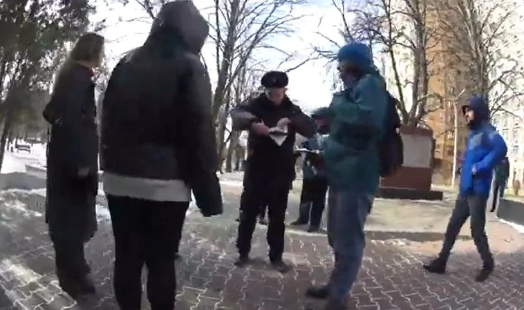Взяли на карандаш: в Ростове полиция выдала предостережения посетителям памятника в парке строителей