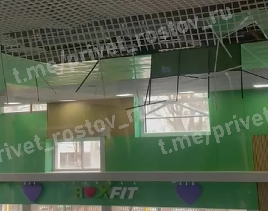 В Ростове обрушился потолок в фитнес-клубе X-FIT на Коммунистическом, есть пострадавшие