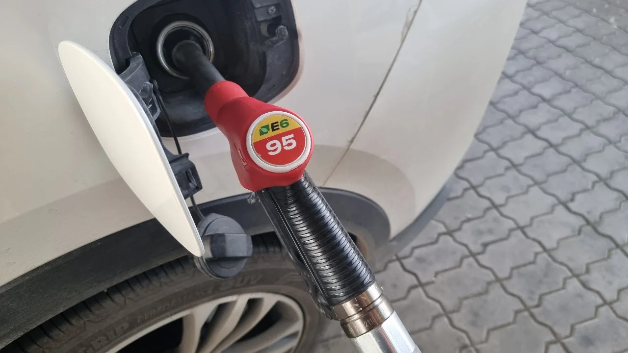 Эксперты подсчитали сколько бензина можно купить на одну зарплату в Ростове