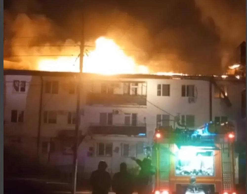11 часов в Зернограде полыхает многоэтажка, пожарные пытаются справиться с огнем