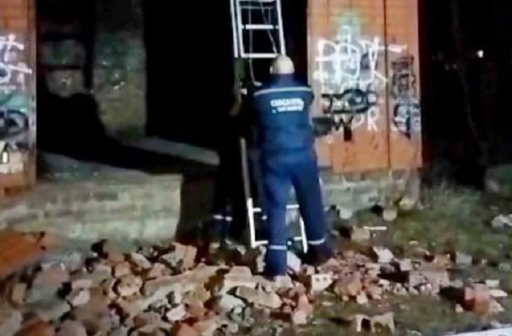 В Таганроге девочку-подростка спасли с крыши заброшенного дома