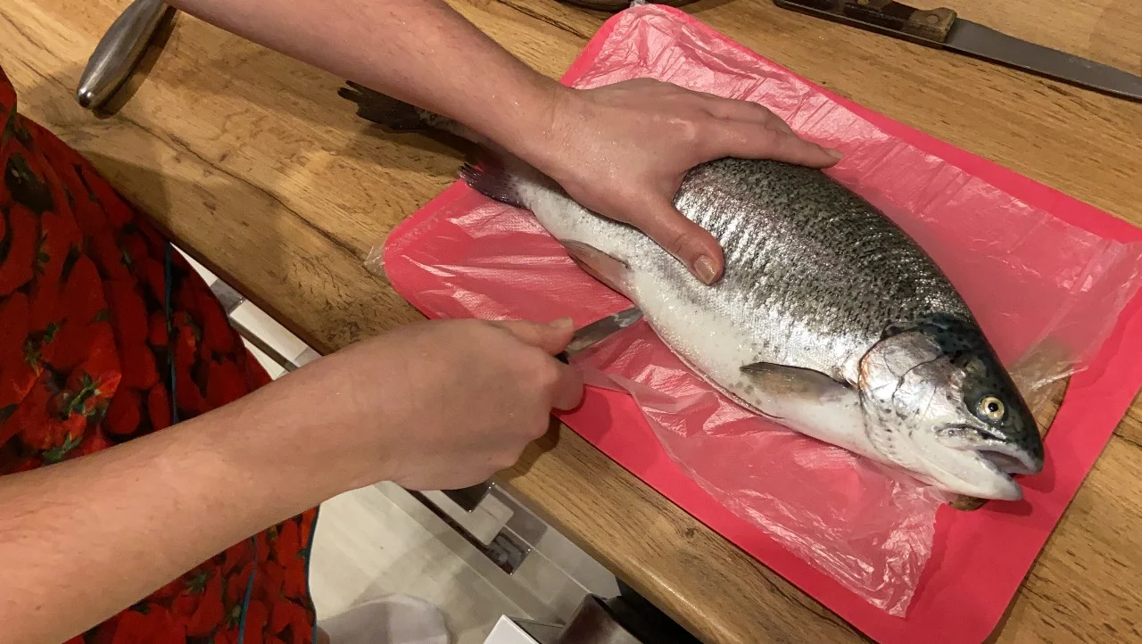 Рыбу, нафаршированную червями, продали женщине в Ростовской области