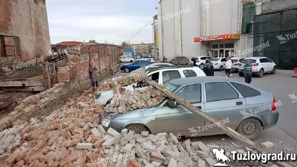 Припаркованные авто завалило кирпичами из-за обрушения забора в Новочеркасске