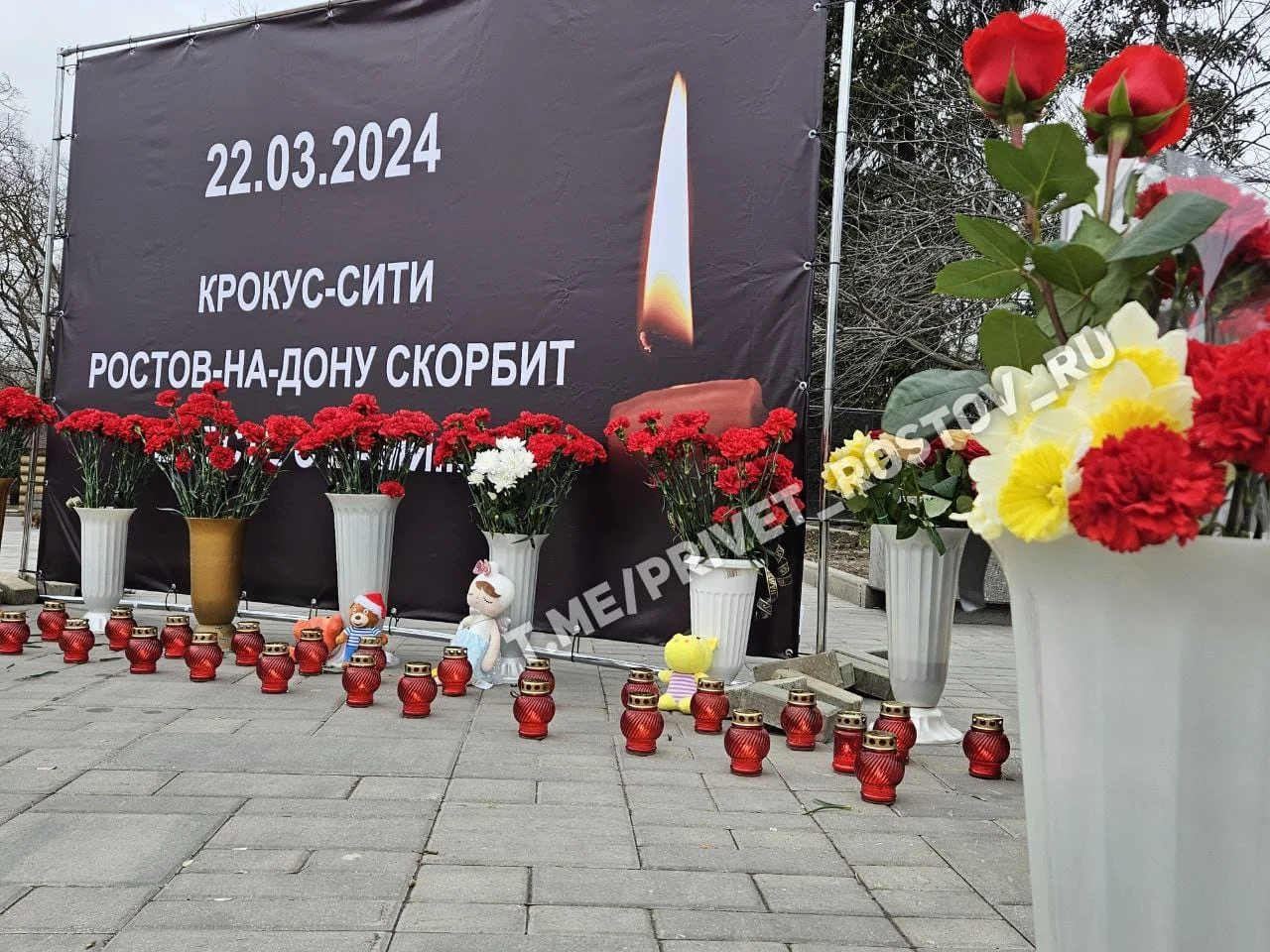 Тысячи ростовчан несут цветы с игрушками к стихийному мемориалу у парка Горького