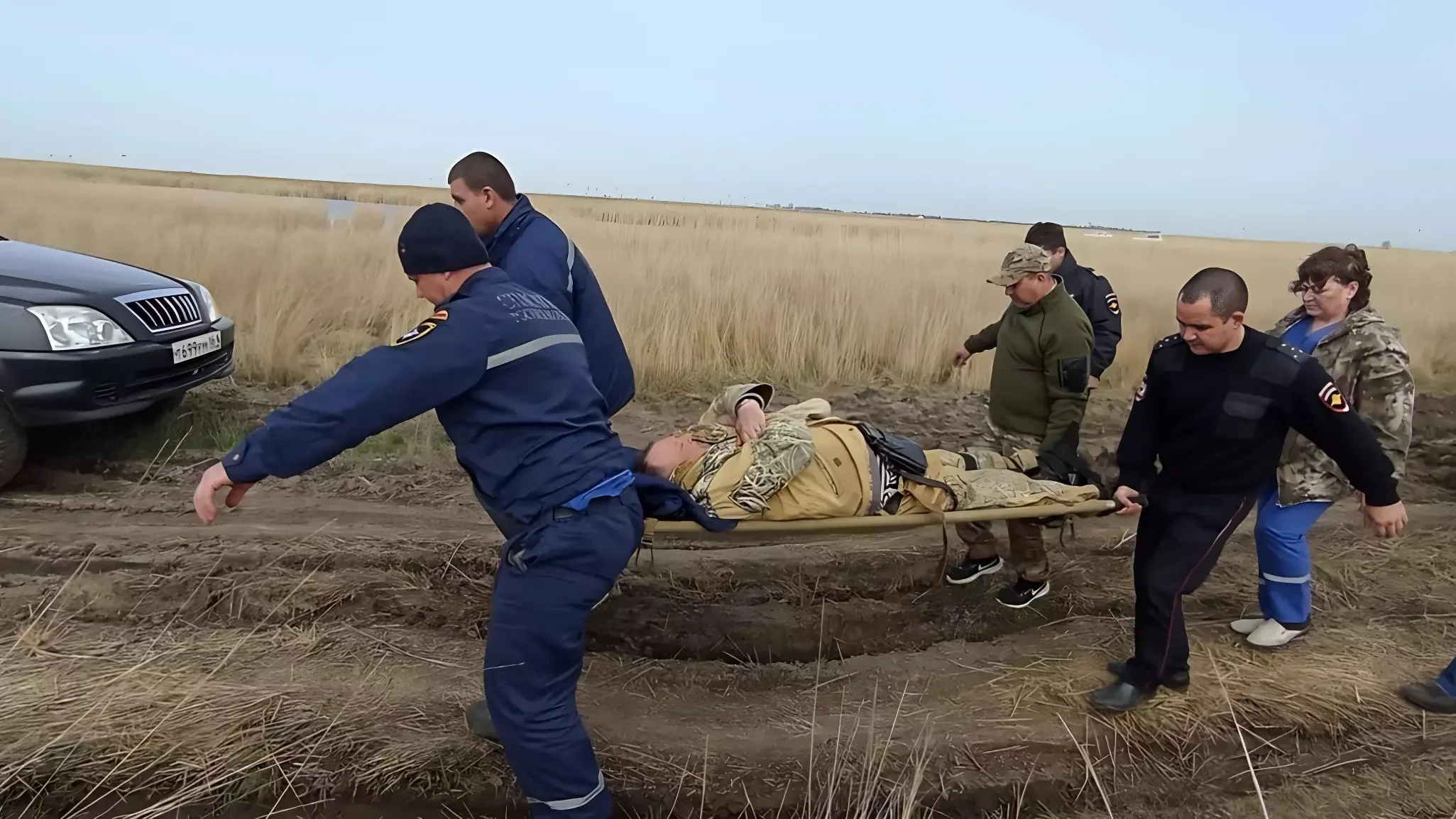Под Ростовом спасатели вытащили из ямы рыбака, отбивавшегося всю ночь ножом от шакалов