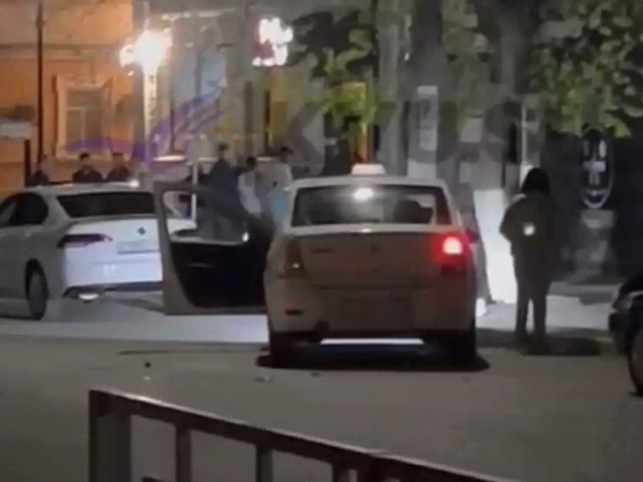 В Шахтах мужчина с битой напал на таксиста и разгромил его машину