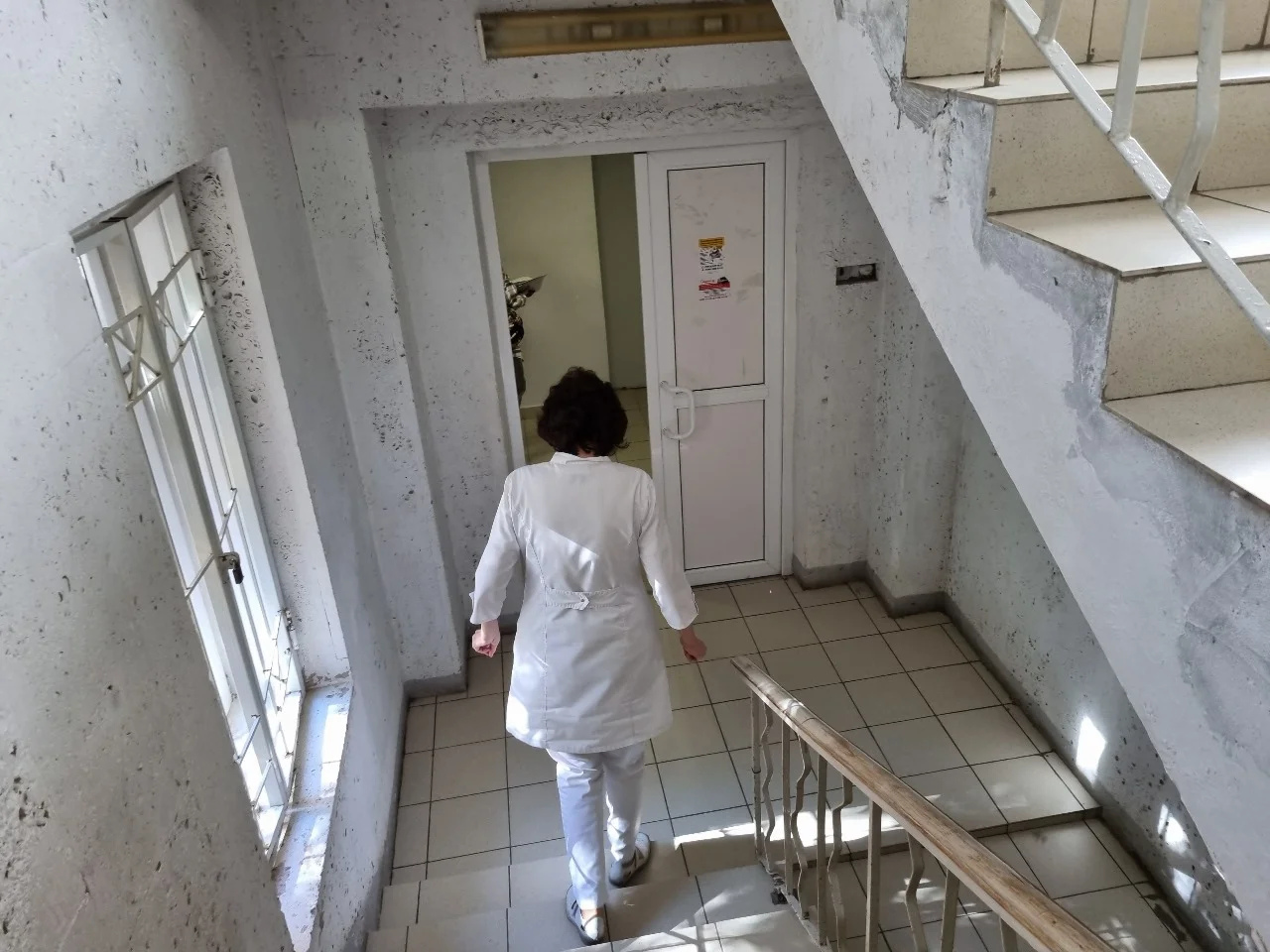 В Ростове соседка диагностировала пенсионеру болезнь Паркинсона и лишила его возможности питаться