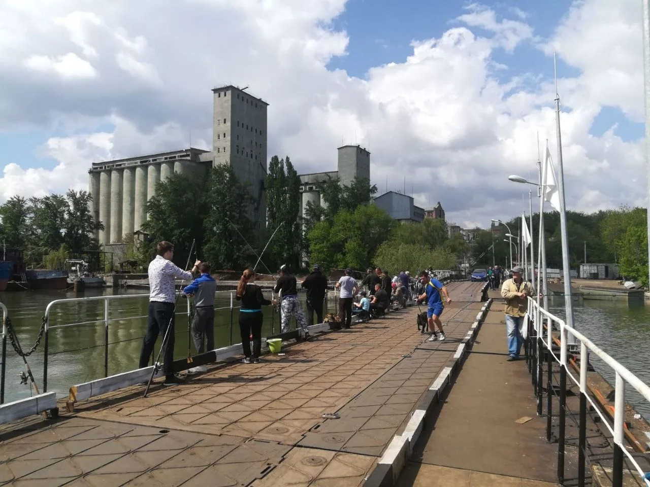 В Ростове собрали понтонный мост на Зеленый остров после ремонта