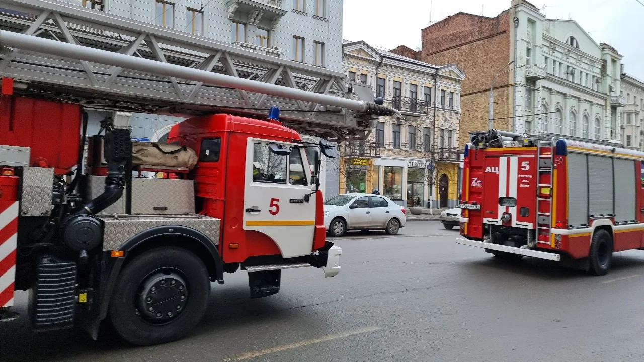 В МЧС опровергли взрыв в центре Ростова вечером 1 апреля, но мужчина пострадал