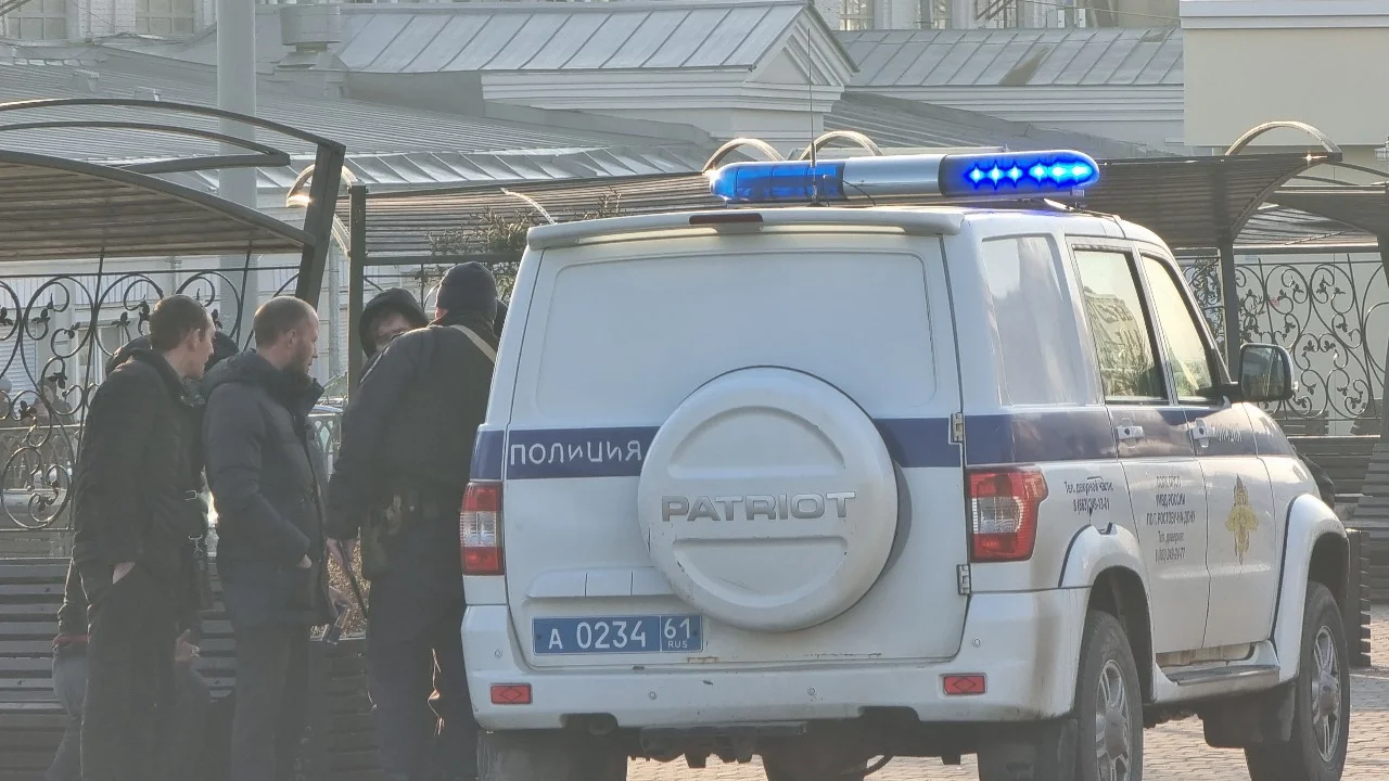 В центре Ростова толпа ногами избила машину под визги женщин