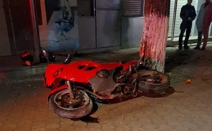 В Ростовской области 36-летний мотоциклист влетел в дерево в центре города и погиб