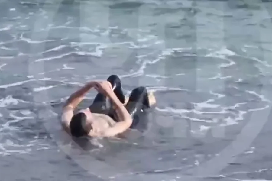 Окоченевший труп мужчины вынесло волнами на пляж в Сочи