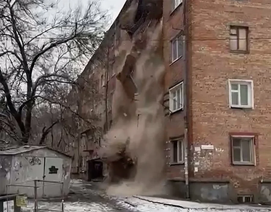 В Ростове жильцы обрушившейся пятиэтажки на ул. Нариманова штурмом зашли в здание