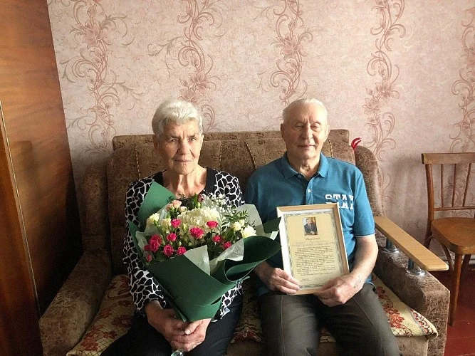 В Ростовской области супруги Дмитриенко отметили 66 летие супружеской жизни на 'Неоновой свадьбе'"