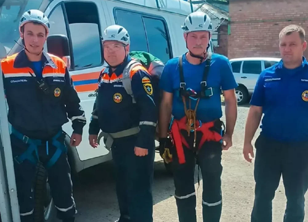 В Ростовской области спасатели пришли на помощь пенсионеру, упавшему в глубокий колодец