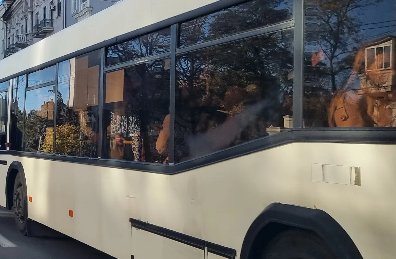 В Ростове-на-Дону жителей перепугала дыра в автобусе