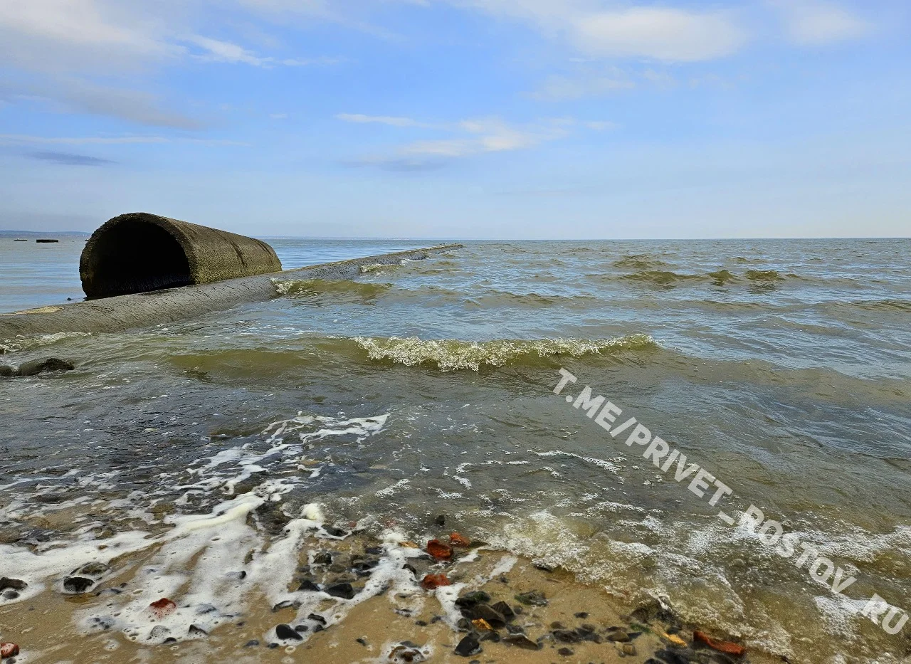 Неизвестные слили в Таганрогский залив под Ростовом черную воду