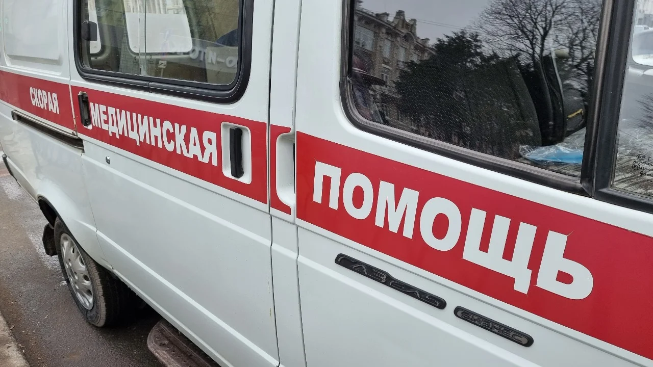 В Ростове на Северном двое мужчин выпали из многоэтажки и остались живы