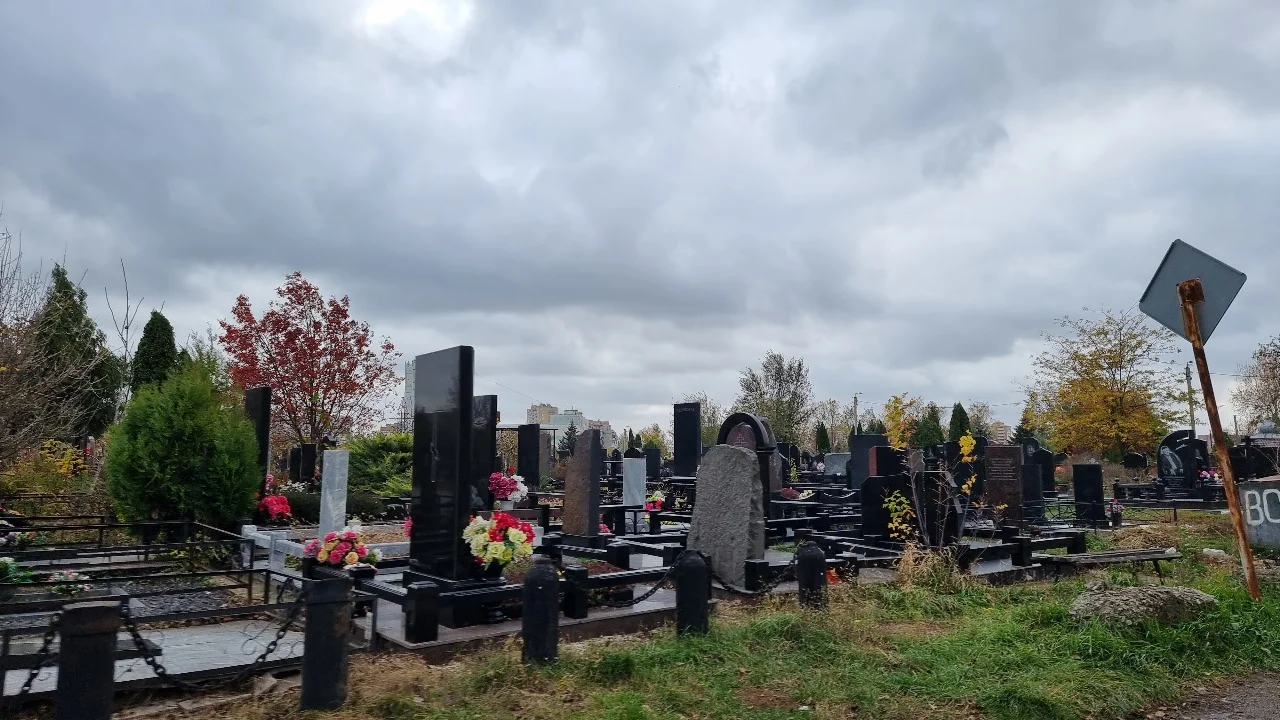 Под Ростовом полыхают десятки могил на местном кладбище