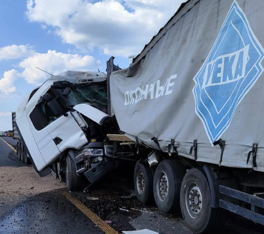 Массовое ДТП с участием трех грузовиков произошло в Каменском районе
