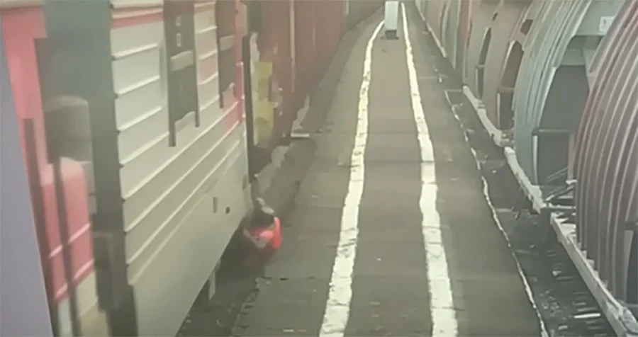 Мужчине отрубило ноги в Краснодарском крае при попытке сойти с поезда на ходу