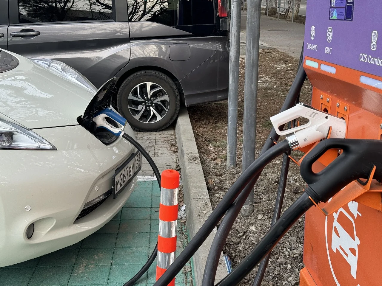 В Ростове запретят остановки обычных машин рядом с электрозарядными станциями