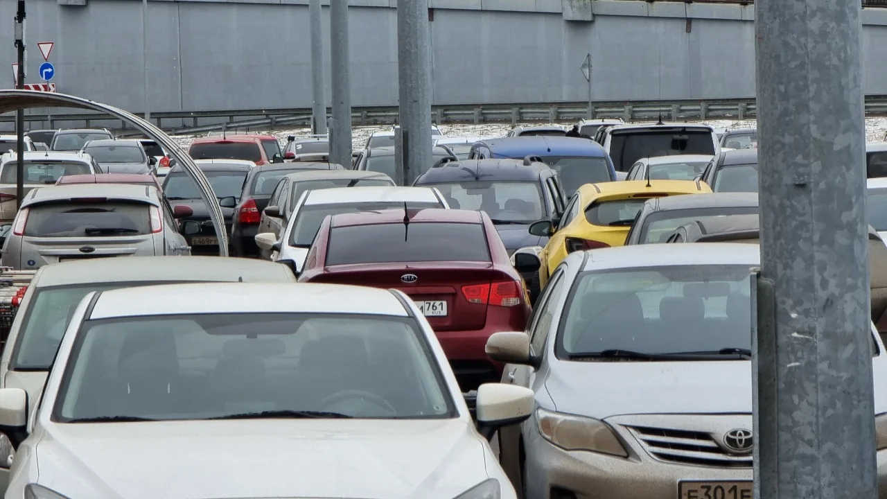 Жители Ростова наказали автомобилиста за парковку машины на тротуаре