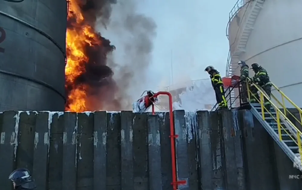 В Азове локализовали пожар на резервуаре с топливом после атак беспилотников