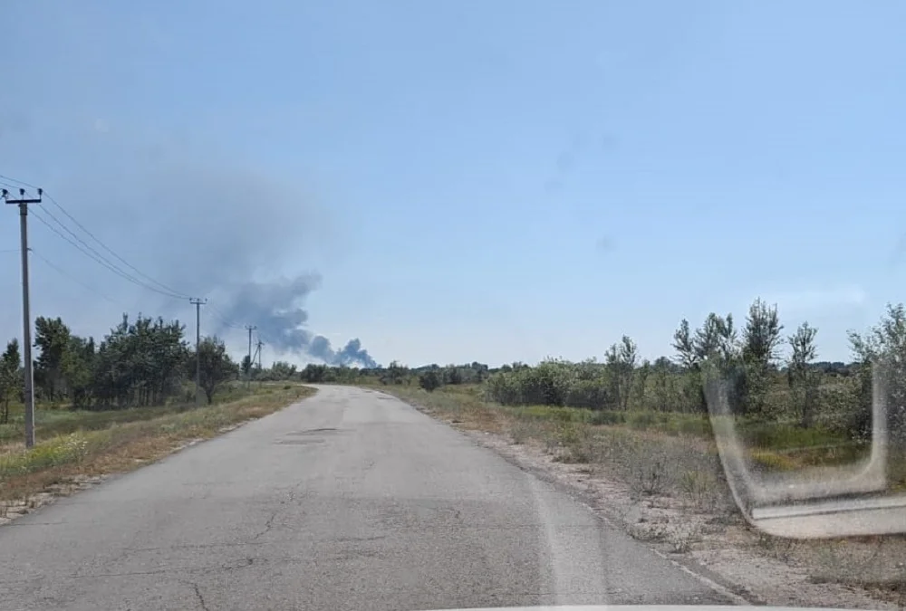 Роспотребнадзор вновь не выявил опасных веществ в воздухе после пожара на нефтебазе в Азове