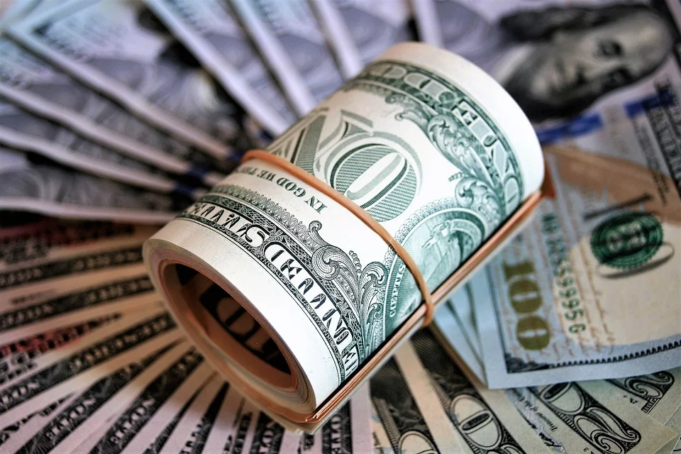 Банки Ростова стали продавать доллары почти по 100 рублей с 13 июня