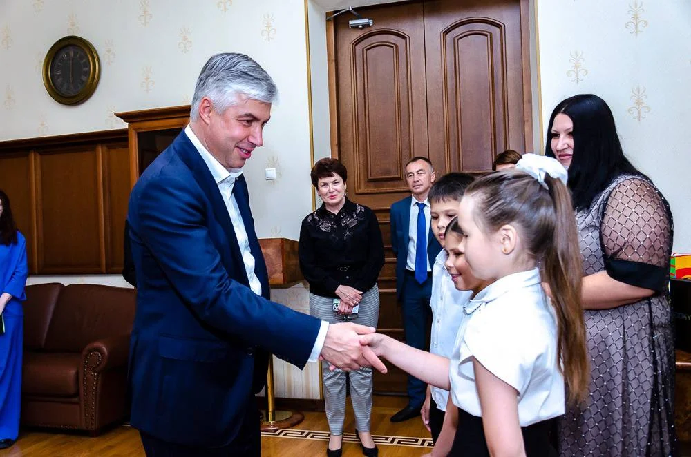 Алексей Логвиненко поздравил многодетную семью Мелехиных с днем защиты детей