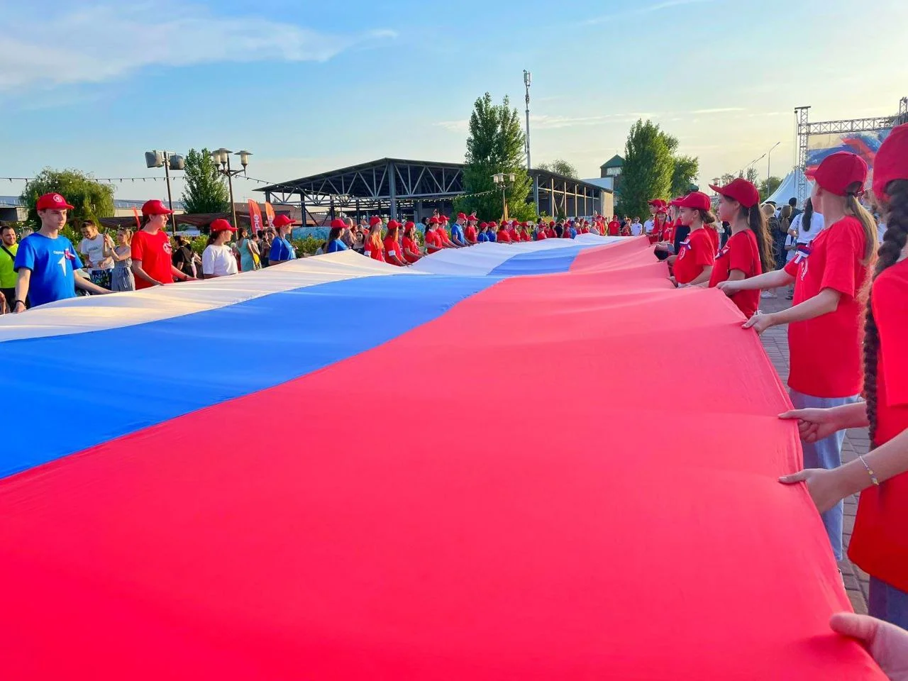 Тысячи ростовчан отметили День России в парке культуры и отдыха «Левобережный»