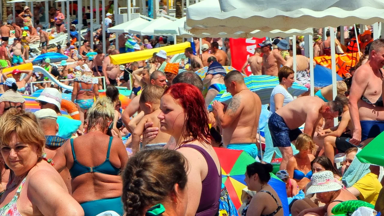 Туристы пожаловались на переполненные людьми пляжи Сочи, Анапы и Геленджика