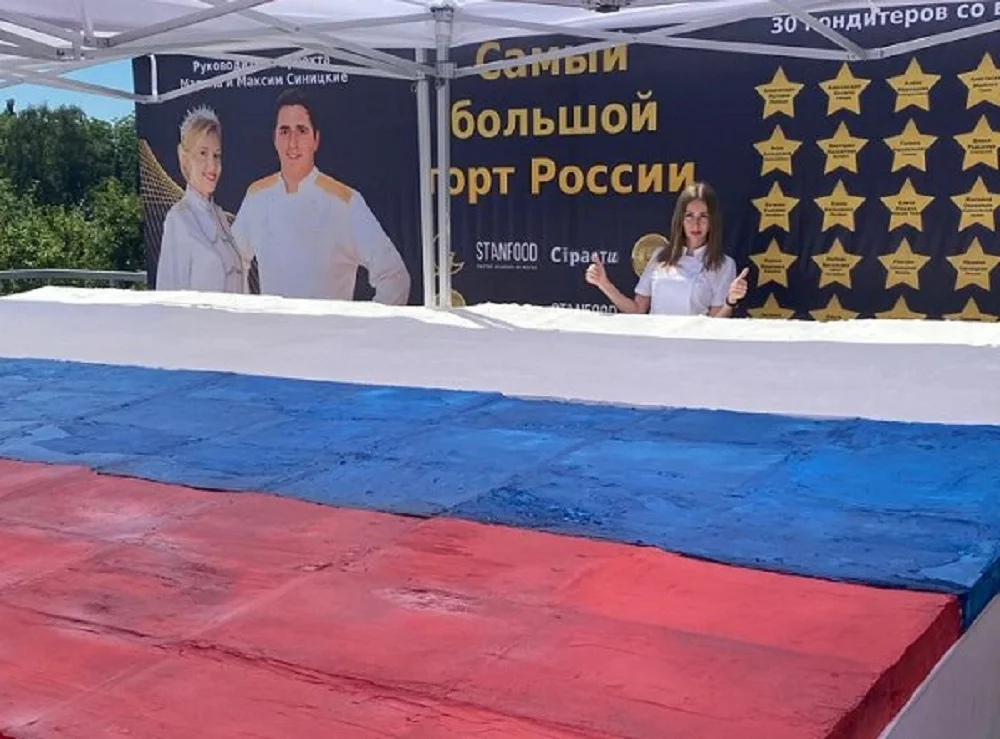 Кондитер из Морозовска приготовила самый большой торт в России