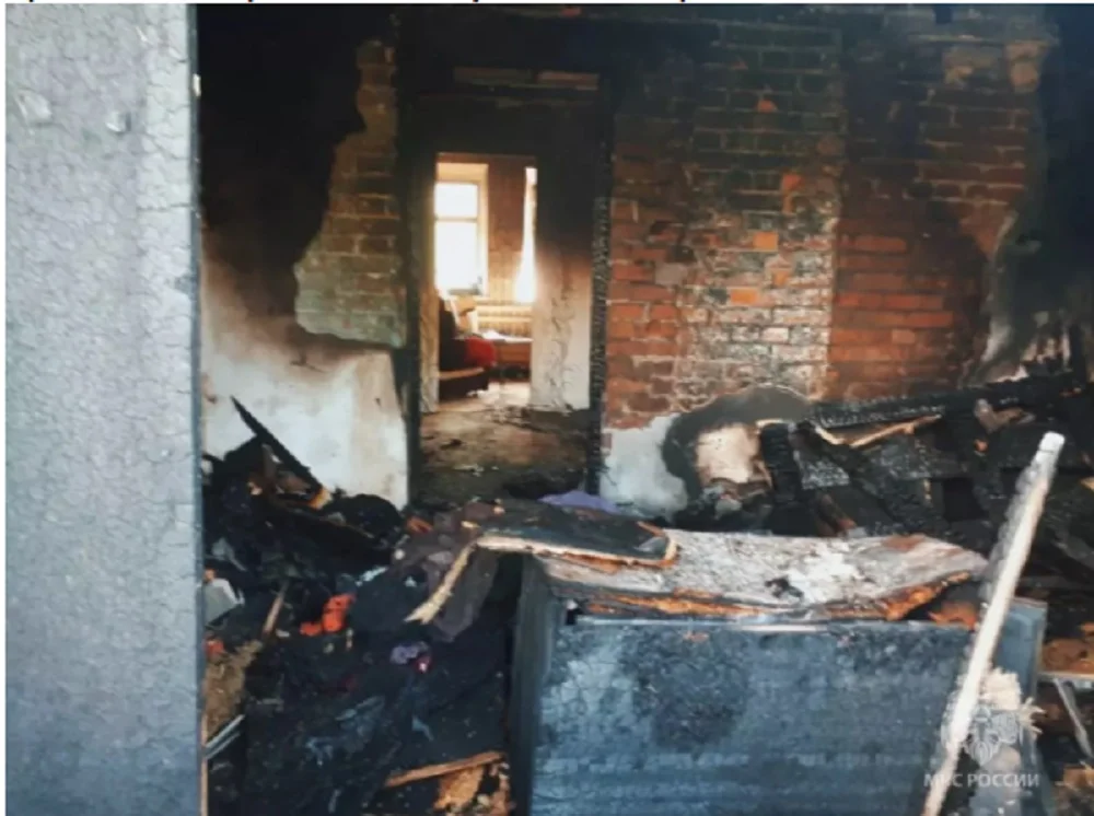 Едва не сгорела заживо из-за непотушенной сигареты 46-летняя женщина в Ростовской области