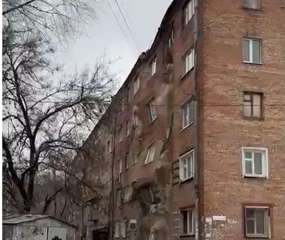 Снос аварийного общежития в Ростове приостановили по решению Следственного комитета