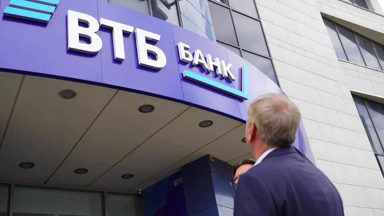 Глава ВТБ Андрей Костин открыл первый офис банка в Луганске