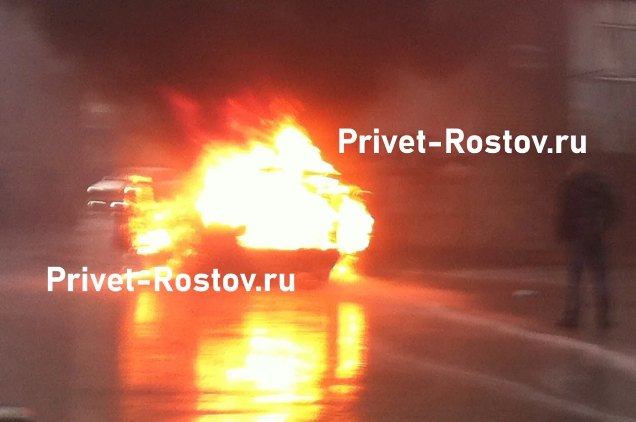 В Ростове после взрыва сгорел УАЗ