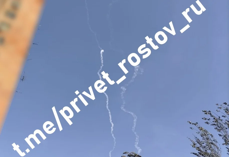 Жители Ростова-на-Дону заявили о взрывах в небе и следах от работы ПВО