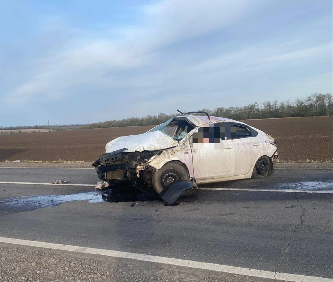 Спасатели срезали крышу авто, чтобы спасти пассажиров после ДТП на М-4 под Ростовом