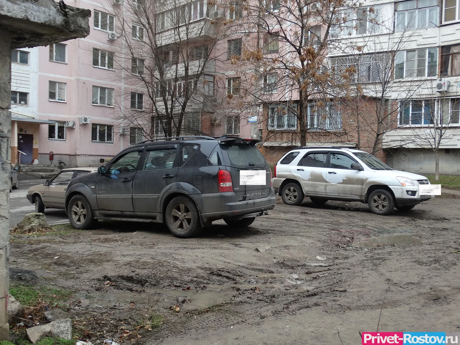 В Ростове пьяный мужчина лопатой разгромил автомобиль в ЖК «Спутник»