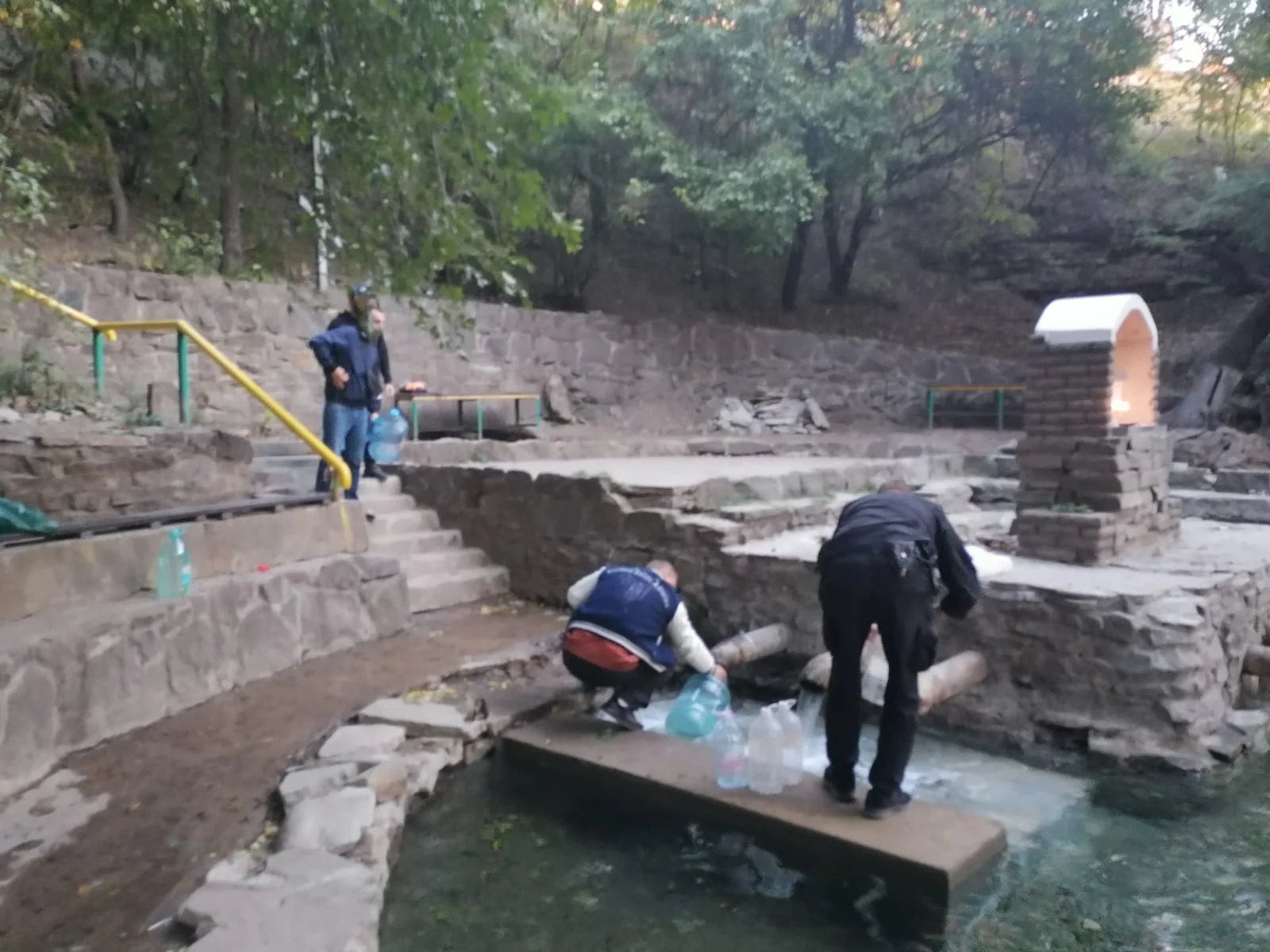 За родниковой водой у Гремучки в Ростове выстроилась очередь с пустыми баклагами