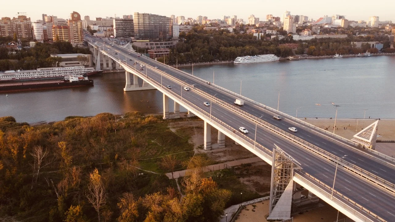 Пенсионерка сорвалась с Ворошиловского моста в Ростове-на-Дону