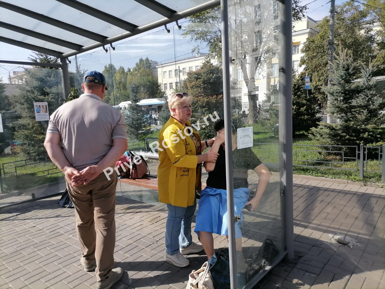 В Ростове на остановке на Центральном рынке женщина впала в предынсультное состояние