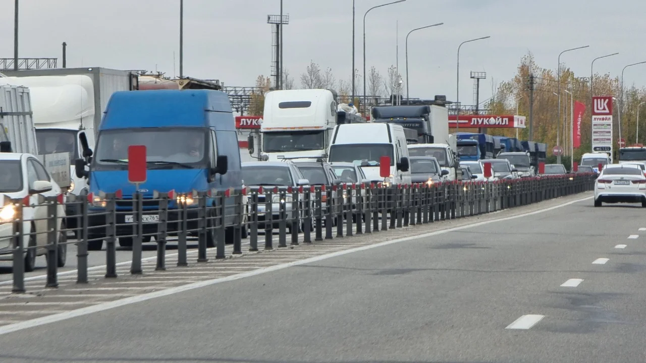 Дорожники заблокировали движение транспорта на подъезде к Ростову