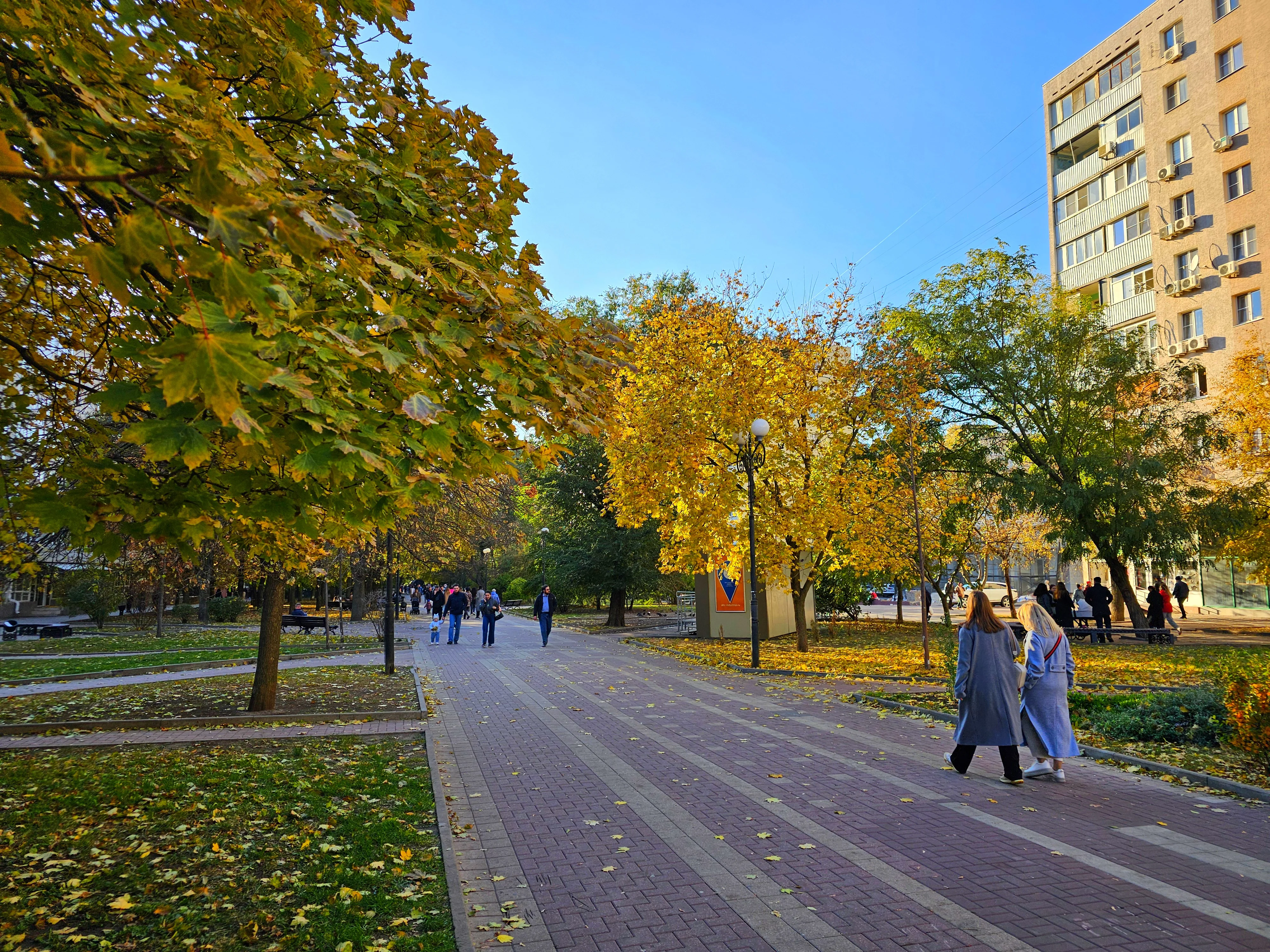 Атмосфера на осенней Пушкинской в Ростове 😍