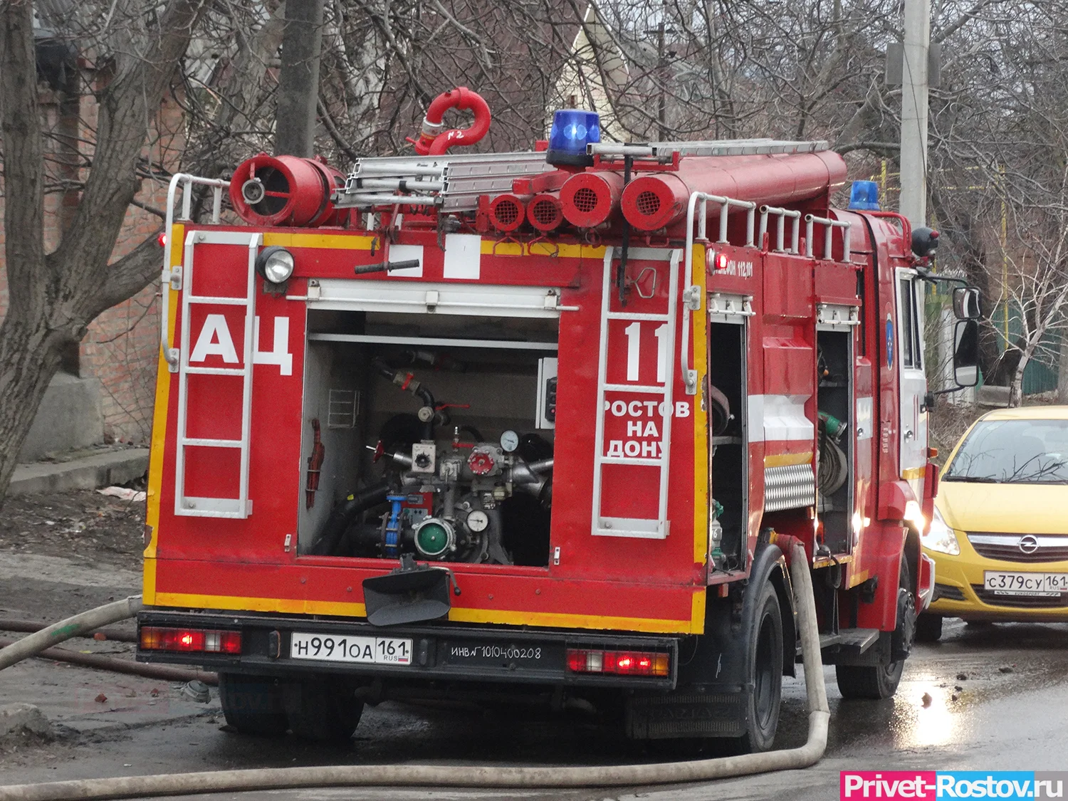 В Ростовской области сгорел дотла припаркованный у дома автомобиля